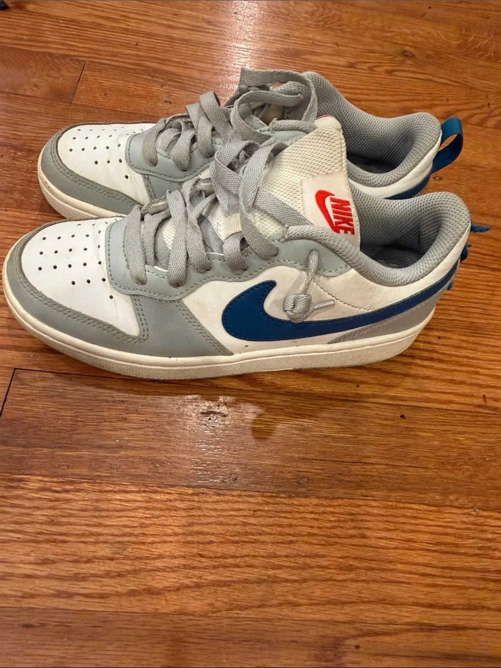 size 4.5 Nike Kids Low-Top Sneakers in White, Light Gray & Blue use good con